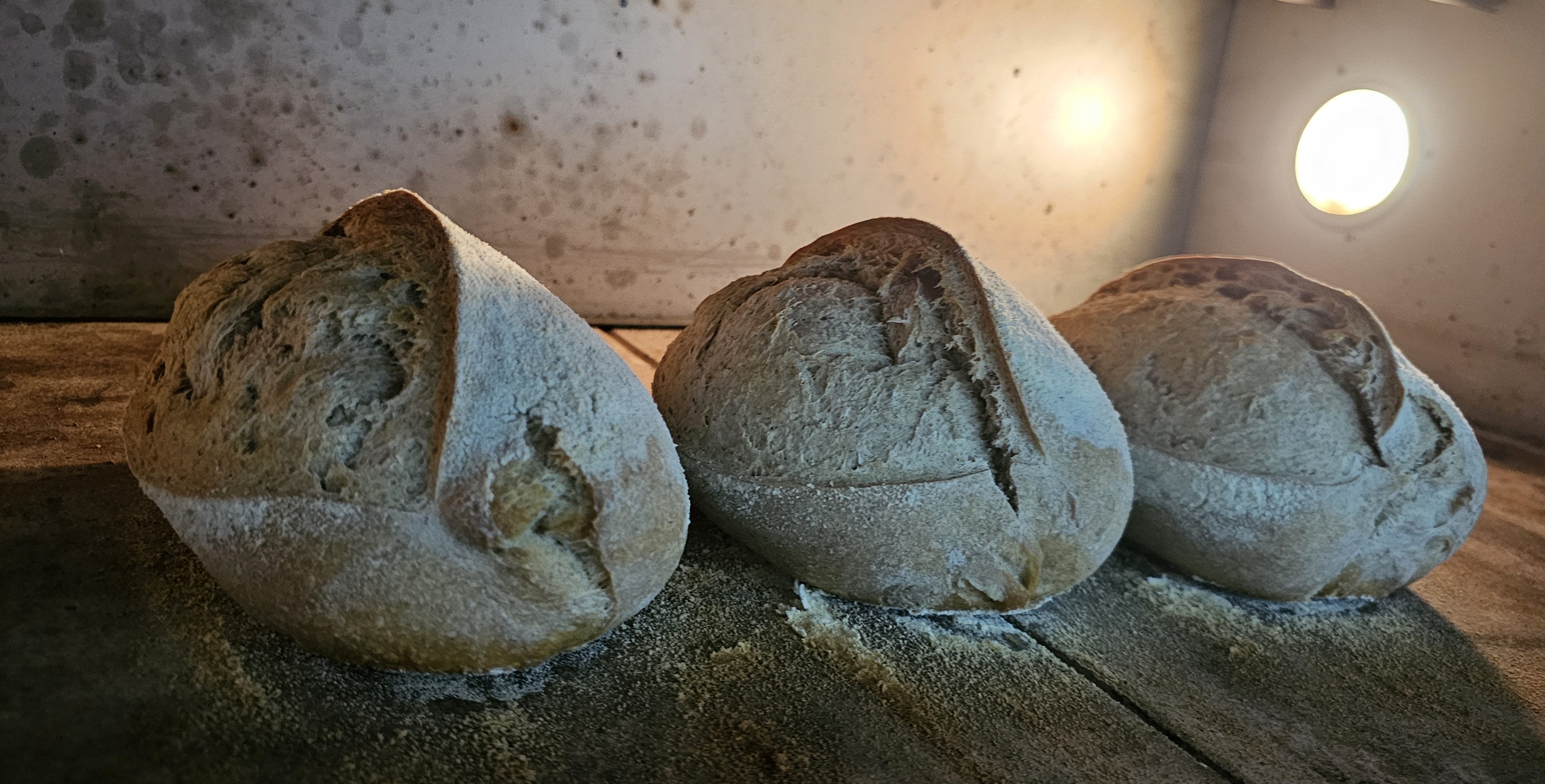 imagen de pan artesanal de masa madre