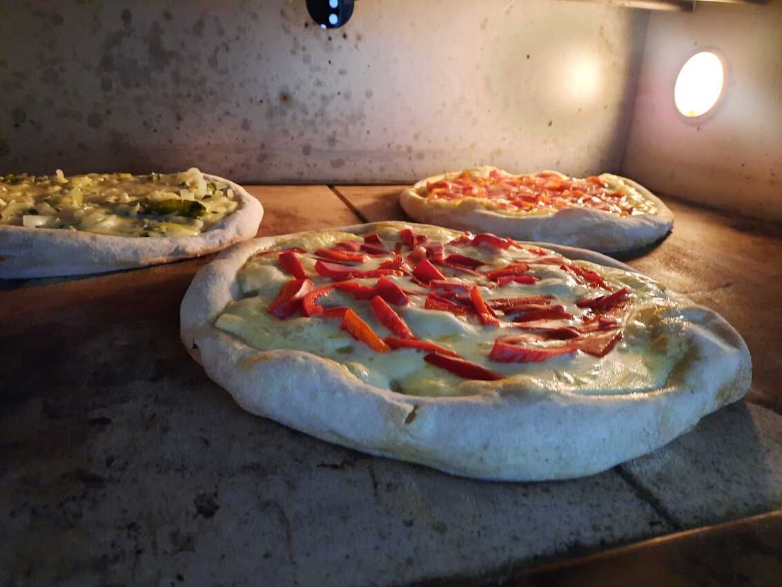 imagen de pizza artesanal a la piedra